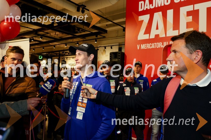  Peter  Prevc, smučarski skakalec;  Tomi Trbovc, PR, Smučarska zveza SlovenijeSprejem skakalk in skakalcev v Mercator centru Kranj