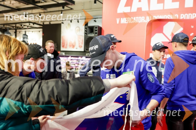  Lovro Kos, smučarski skakalecSprejem skakalk in skakalcev v Mercator centru Kranj