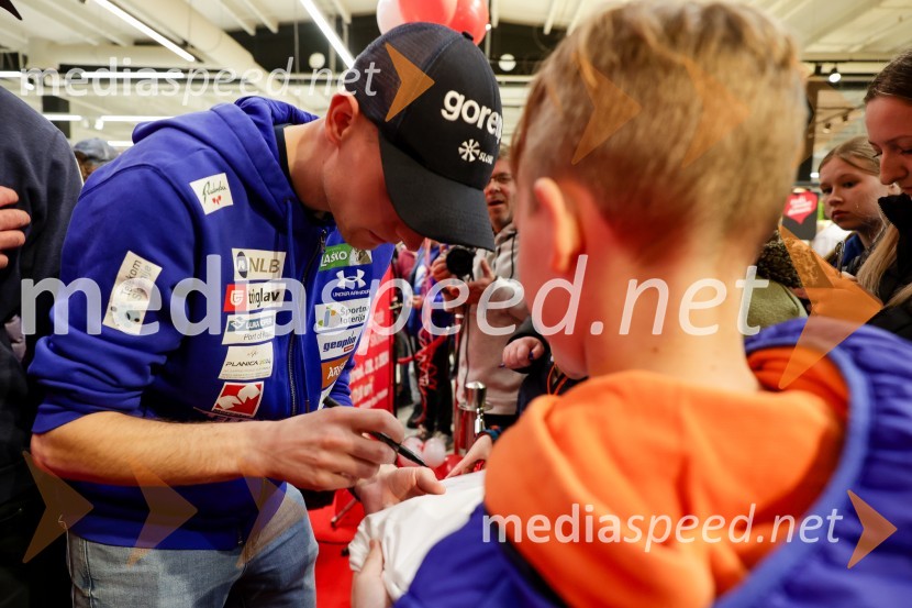  Lovro Kos, smučarski skakalecSprejem skakalk in skakalcev v Mercator centru Kranj