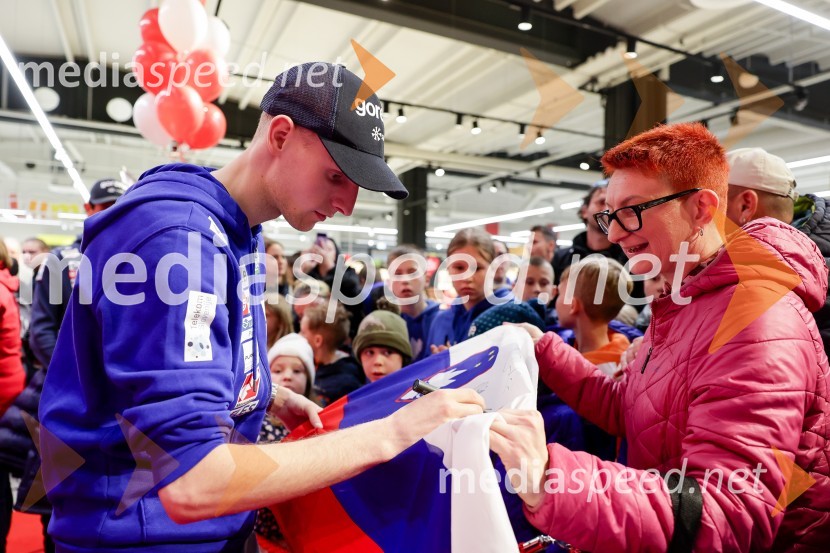  Lovro Kos, smučarski skakalecSprejem skakalk in skakalcev v Mercator centru Kranj