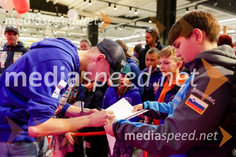  Lovro Kos, smučarski skakalecSprejem skakalk in skakalcev v Mercator centru Kranj
