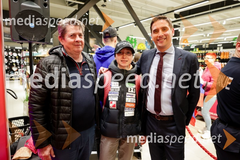  Borut Meh, predsednik smučarskih skokov in nordijske kombinacije;  Nika  Prevc, smučarska skakalka;  Tomislav Kramarić,  predsednik uprave, Mercator d.o.o.Sprejem skakalk in skakalcev v Mercator centru Kranj