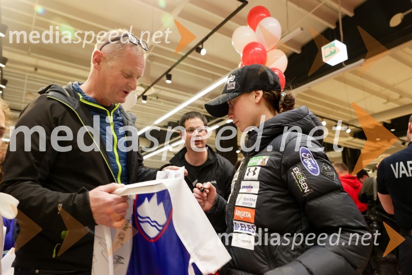  ... ;  Nika  Prevc, smučarska skakalkaSprejem skakalk in skakalcev v Mercator centru Kranj