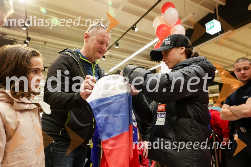  ... ;  Nika  Prevc, smučarska skakalkaSprejem skakalk in skakalcev v Mercator centru Kranj