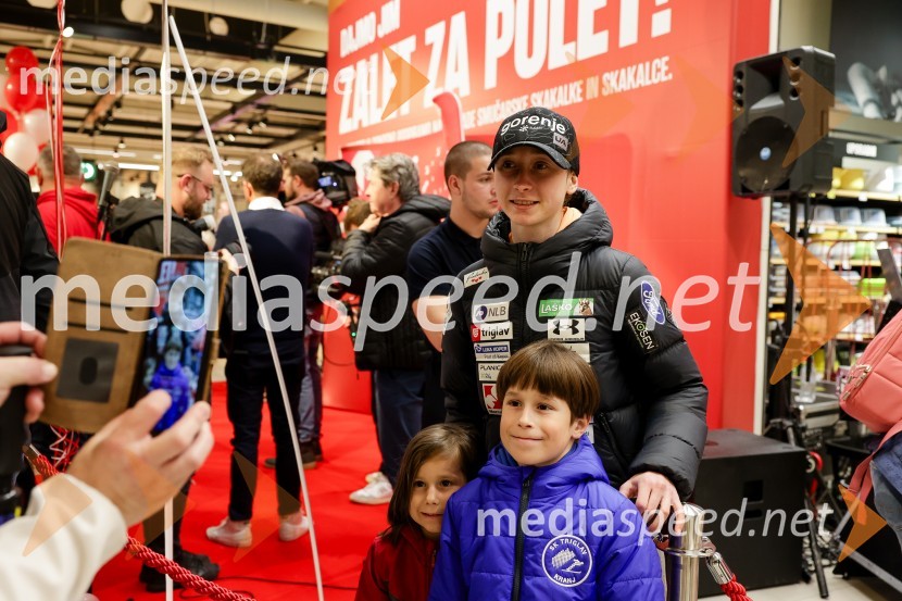  Nika  Prevc, smučarska skakalkaSprejem skakalk in skakalcev v Mercator centru Kranj