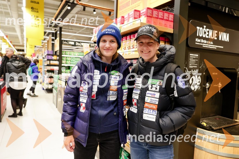  Ema Volavšek, nordijska kombinatorka;  Ema  Klinec, smučarska skakalkaSprejem skakalk in skakalcev v Mercator centru Kranj