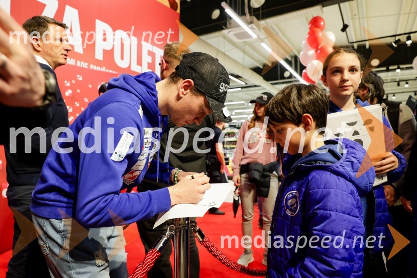  Anže Lanišek, smučarski skakalec;  ... Sprejem skakalk in skakalcev v Mercator centru Kranj