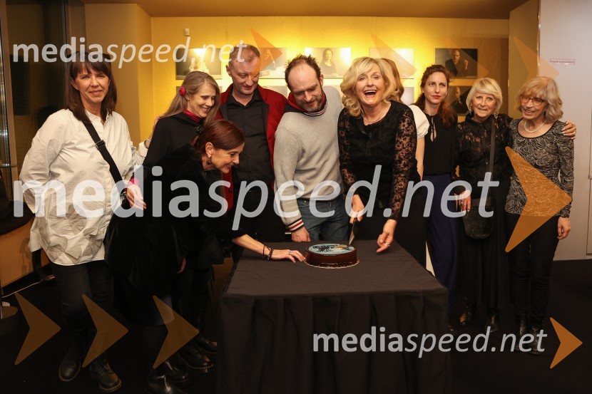  Barbara Rogelj, vodja humanističnega in kulturno-vzgojnega programa, Cankarjev dom;  Nataša Tič Ralijan, igralka;  Darja Hlavka Godina, glasbena oblikovalka;  Alen Jelen, režiser, dramaturg, umetniški vodja, igralec;  Gregor Gruden, igralec;  Judita Zidar, igralka;  Urša Vidic, scenografinja;  ... ;  Alenka Klabus Vesel, dramaturginjaZločin na Kozjem otoku, premiera v MGL