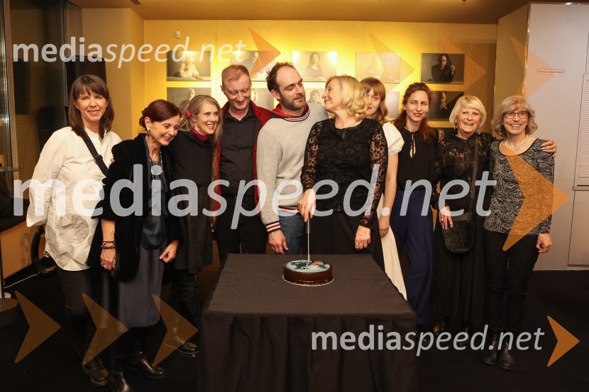  Barbara Rogelj, vodja humanističnega in kulturno-vzgojnega programa, Cankarjev dom;  Darja Hlavka Godina, glasbena oblikovalka;  Nataša Tič Ralijan, igralka;  Alen Jelen, režiser, dramaturg, umetniški vodja, igralec;  Gregor Gruden, igralec;  Judita Zidar, igralka;  Julita Kropec, igralka;  Urša Vidic, scenografinja;  ... ;  Alenka Klabus Vesel, dramaturginjaZločin na Kozjem otoku, premiera v MGL