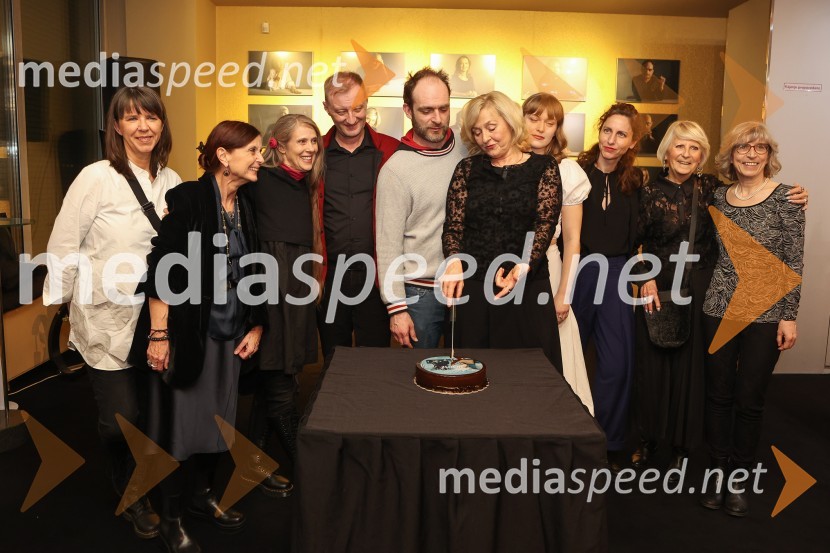  Barbara Rogelj, vodja humanističnega in kulturno-vzgojnega programa, Cankarjev dom;  Darja Hlavka Godina, glasbena oblikovalka;  Nataša Tič Ralijan, igralka;  Alen Jelen, režiser, dramaturg, umetniški vodja, igralec;  Gregor Gruden, igralec;  Judita Zidar, igralka;  Julita Kropec, igralka;  Urša Vidic, scenografinja;  ... ;  Alenka Klabus Vesel, dramaturginjaZločin na Kozjem otoku, premiera v MGL