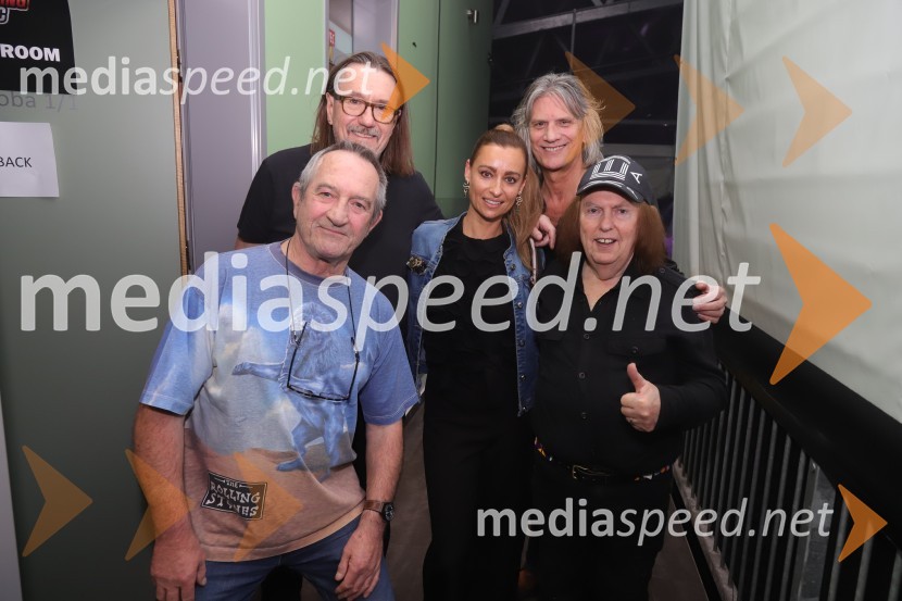  Alex Bines, Slade;  Russell Keefe, Slade;  Sara Bosnić , vodja marketinga, Maribor 24.si;  John Berry, Slade;  Dave Hill, SladeZ britanskimi legendami na odru še slovenske, Slade & Get back