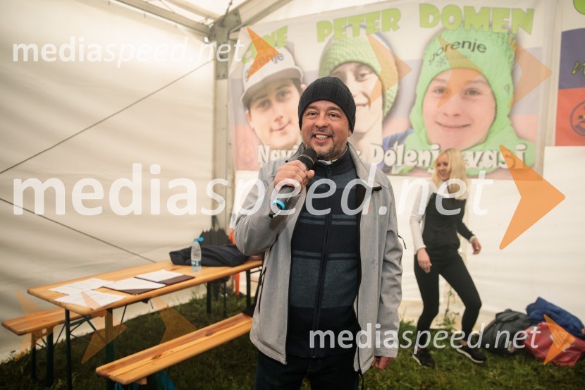  Bojan Makovec, povezovalec programaSprejem smučarskih skakalcev Prevc v rodni Dolenji vas