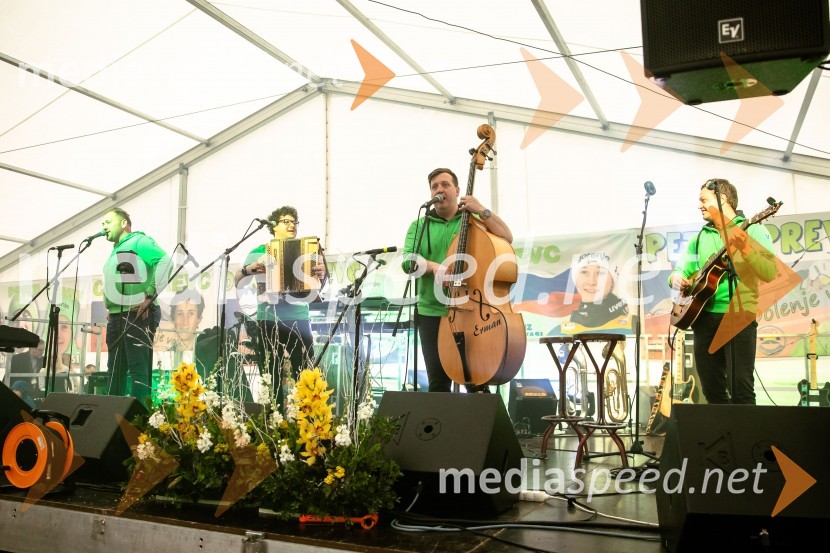 Sprejem smučarskih skakalcev Prevc v rodni Dolenji vas