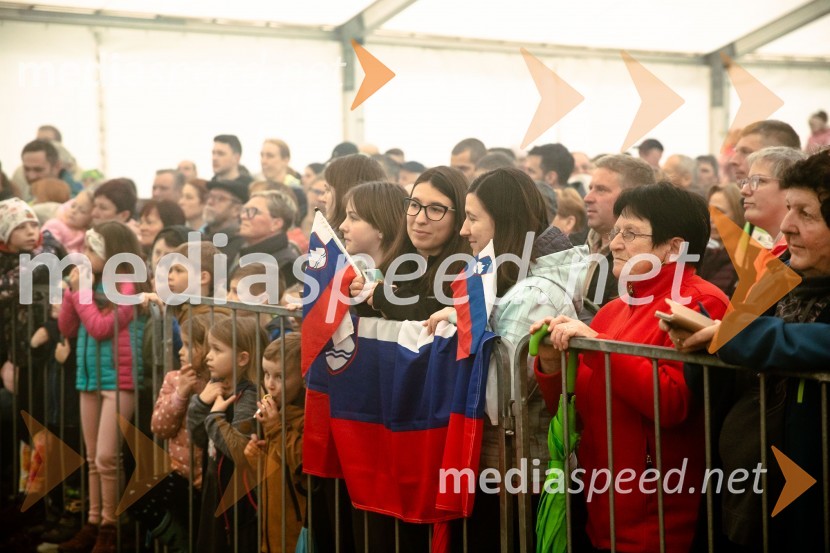Sprejem smučarskih skakalcev Prevc v rodni Dolenji vas