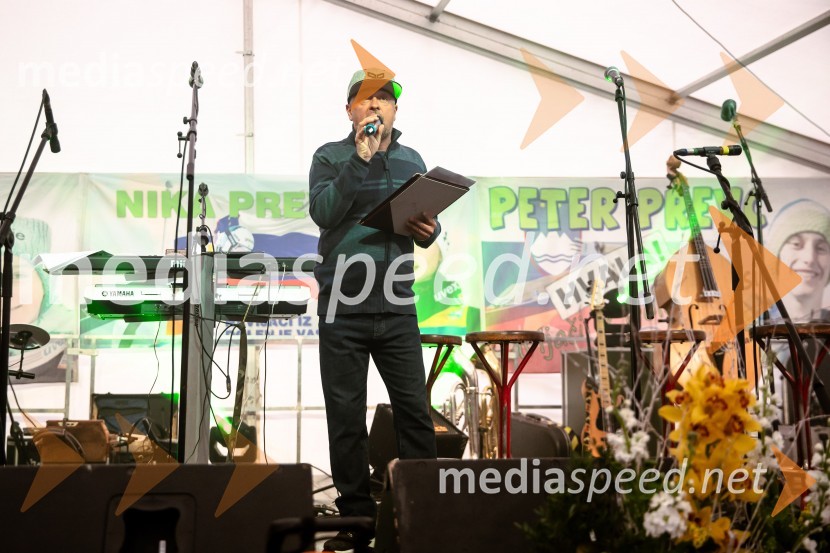  Bojan Makovec, povezovalec programaSprejem smučarskih skakalcev Prevc v rodni Dolenji vas