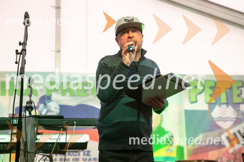  Bojan Makovec, povezovalec programaSprejem smučarskih skakalcev Prevc v rodni Dolenji vas