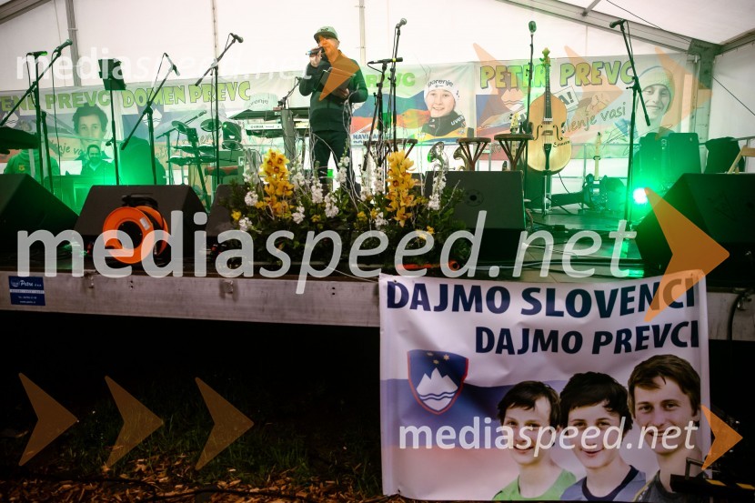  Bojan Makovec, povezovalec programaSprejem smučarskih skakalcev Prevc v rodni Dolenji vas