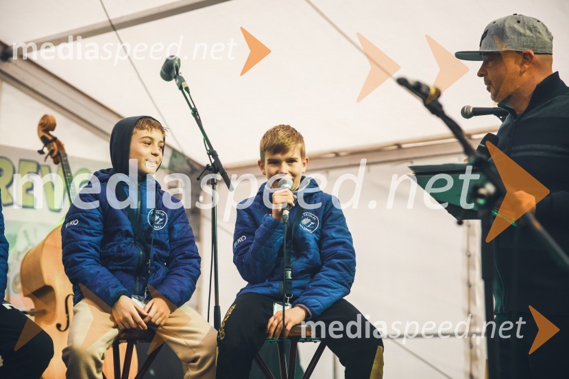 Sprejem smučarskih skakalcev Prevc v rodni Dolenji vas