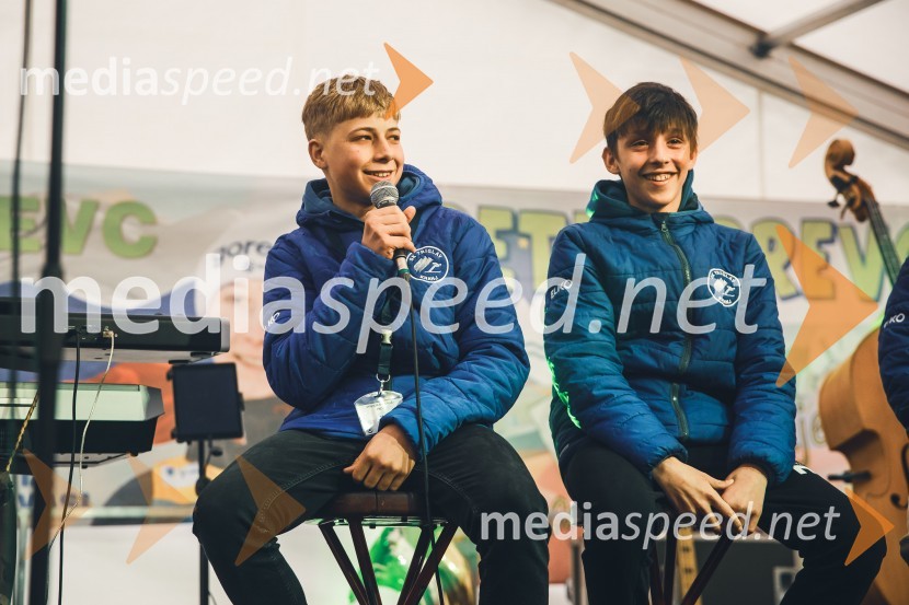 Sprejem smučarskih skakalcev Prevc v rodni Dolenji vas