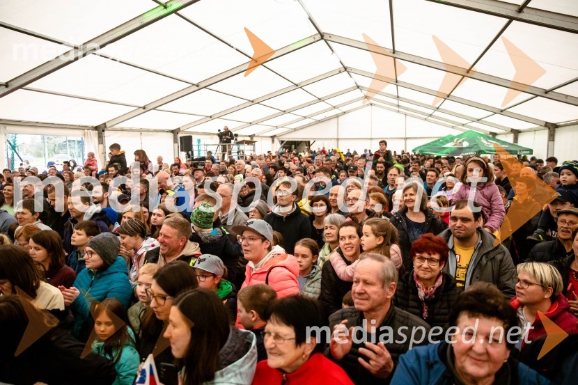 Sprejem smučarskih skakalcev Prevc v rodni Dolenji vas