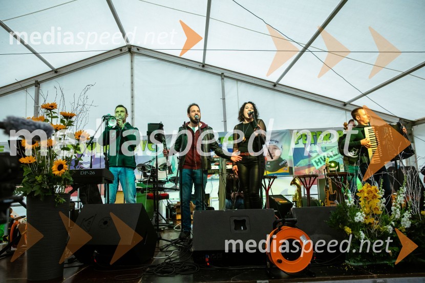 Sprejem smučarskih skakalcev Prevc v rodni Dolenji vas