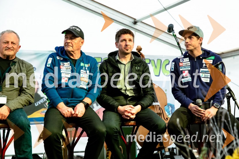  Jani Grilc, pomočnik trenerja slovenske skakalne reprezentance;  Stane  Baloh, nekdanji trener smučarskih skakalk;  Zoran  Zupančič, trener ženske skakalne reprezentance;  Gašper Vodan, pomočnik trenerja slovenske skakalne reprezentanceSprejem smučarskih skakalcev Prevc v rodni Dolenji vas