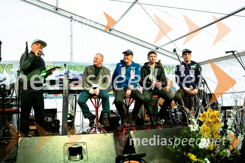  Bojan Makovec, povezovalec programa;  Jani Grilc, pomočnik trenerja slovenske skakalne reprezentance;  Stane  Baloh, nekdanji trener smučarskih skakalk;  Zoran  Zupančič, trener ženske skakalne reprezentance;  Gašper Vodan, pomočnik trenerja slovenske skakalne reprezentanceSprejem smučarskih skakalcev Prevc v rodni Dolenji vas