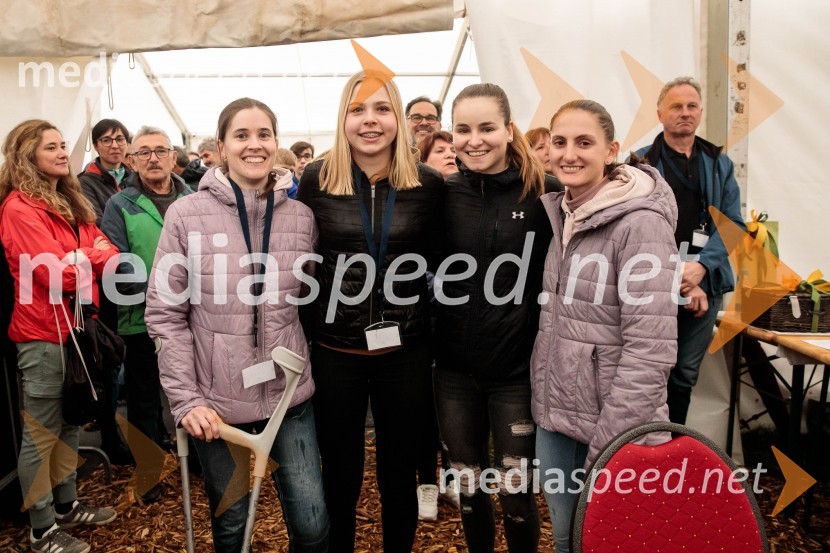  Urša Bogataj, smučarska skakalka;  Taja Bodlaj, smučarska skakalka;  Nika Križnar, smučarska skakalkaSprejem smučarskih skakalcev Prevc v rodni Dolenji vas