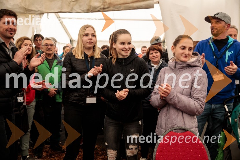 Taja Bodlaj, smučarska skakalka;  Nika Križnar, smučarska skakalka;  Katra Komar, smučarska skakalkaSprejem smučarskih skakalcev Prevc v rodni Dolenji vas