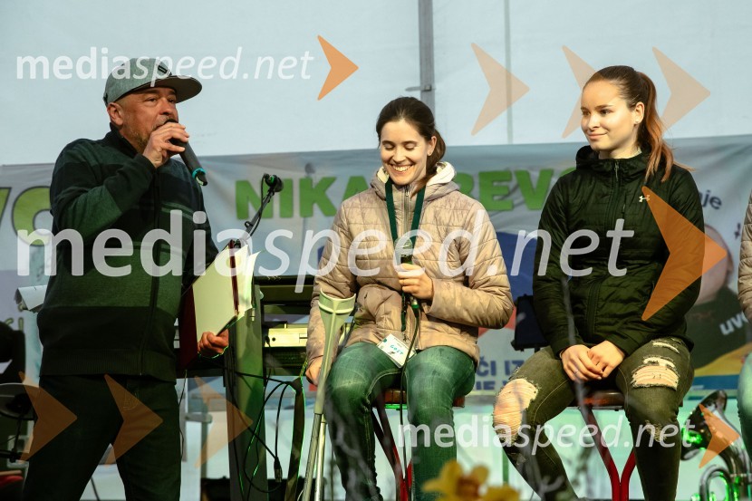  Bojan Makovec, povezovalec programa;  Urška Bogataj, smučarska skakalka;  Nika Križnar, smučarska skakalkaSprejem smučarskih skakalcev Prevc v rodni Dolenji vas