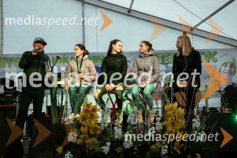  Bojan Makovec, povezovalec programa;  Urška Bogataj, smučarska skakalka;  Nika Križnar, smučarska skakalka;  Katra Komar, smučarska skakalka;  Taja Bodlaj, smučarska skakalkaSprejem smučarskih skakalcev Prevc v rodni Dolenji vas