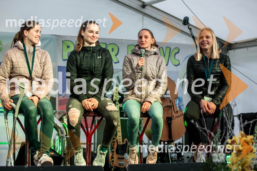  Urša Bogataj, smučarska skakalka;  Nika Križnar, smučarska skakalka;  Katra Komar, smučarska skakalka;  Taja Bodlaj, smučarska skakalkaSprejem smučarskih skakalcev Prevc v rodni Dolenji vas