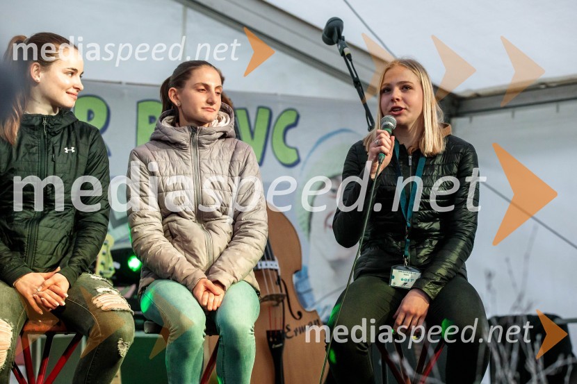  Nika Križnar, smučarska skakalka;  Katra Komar, smučarska skakalka;  Taja Bodlaj, smučarska skakalkaSprejem smučarskih skakalcev Prevc v rodni Dolenji vas