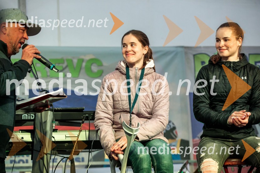  Urša Bogataj, smučarska skakalka;  Nika Križnar, smučarska skakalkaSprejem smučarskih skakalcev Prevc v rodni Dolenji vas