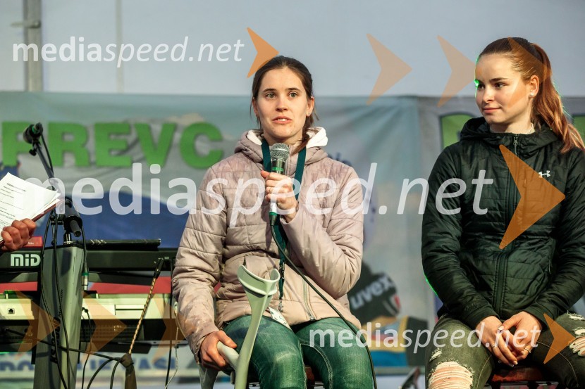  Urška Bogataj, smučarska skakalka;  Nika Križnar, smučarska skakalkaSprejem smučarskih skakalcev Prevc v rodni Dolenji vas