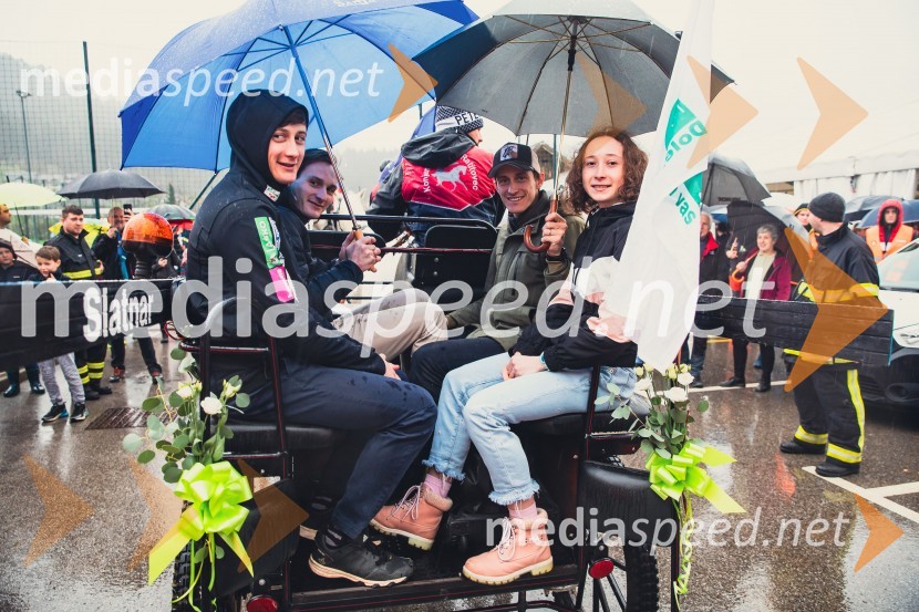  Cene Prevc, nekdanji smučarski skakalec;  Domen Prevc, smučarski skakalec;  Peter  Prevc, smučarski skakalec;  Nika  Prevc, smučarska skakalkaSprejem smučarskih skakalcev Prevc v rodni Dolenji vas