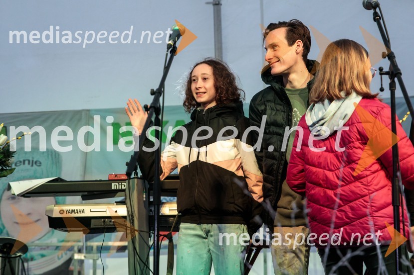  Nika  Prevc, smučarska skakalka;  Domen Prevc, smučarski skakalecSprejem smučarskih skakalcev Prevc v rodni Dolenji vas