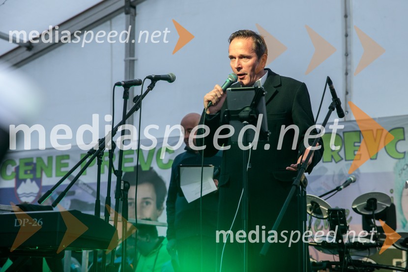  Janez Triler, 2. tenor, Slovenski oktetSprejem smučarskih skakalcev Prevc v rodni Dolenji vas