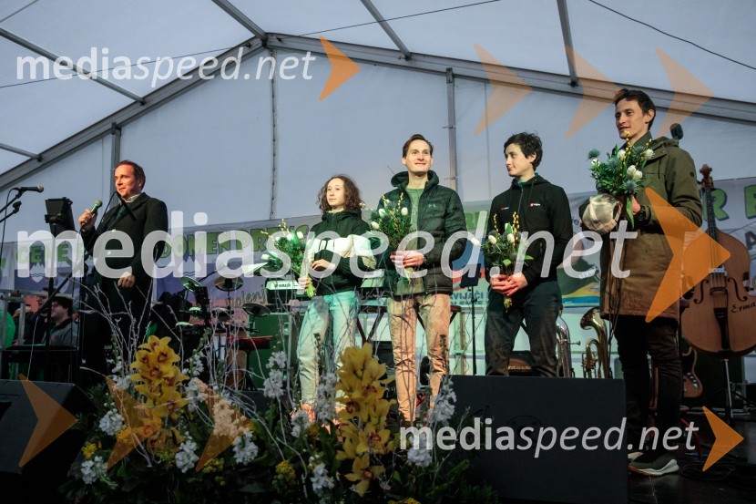  Janez Triler, 2. tenor, Slovenski oktet;  Nika  Prevc, smučarska skakalka;  Domen Prevc, smučarski skakalec;  Cene Prevc, nekdanji smučarski skakalec;  Peter  Prevc, smučarski skakalecSprejem smučarskih skakalcev Prevc v rodni Dolenji vas