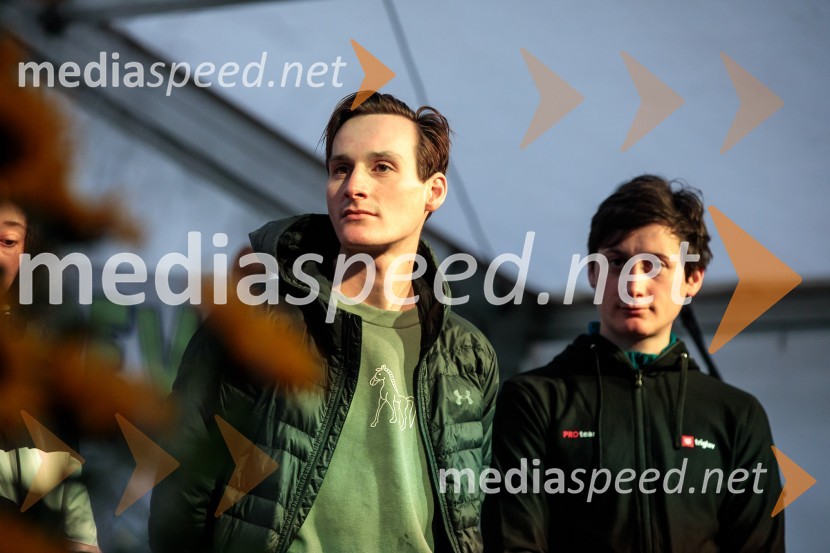  Domen Prevc, smučarski skakalec;  Cene Prevc, nekdanji smučarski skakalecSprejem smučarskih skakalcev Prevc v rodni Dolenji vas