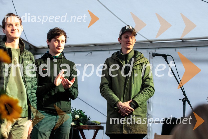  Domen Prevc, smučarski skakalec;  Cene Prevc, nekdanji smučarski skakalec;  Peter  Prevc, smučarski skakalecSprejem smučarskih skakalcev Prevc v rodni Dolenji vas