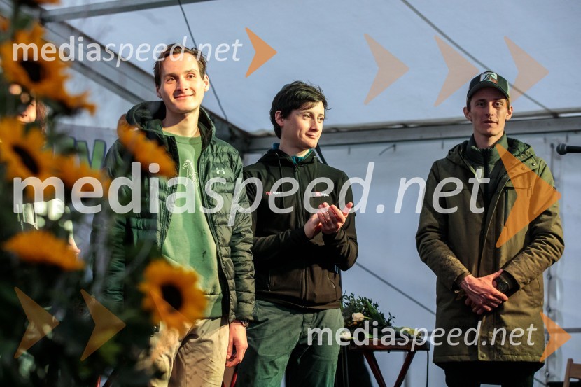  Domen Prevc, smučarski skakalec;  Cene Prevc, nekdanji smučarski skakalec;  Peter  Prevc, smučarski skakalecSprejem smučarskih skakalcev Prevc v rodni Dolenji vas