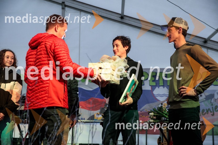  ... ;  Cene Prevc, nekdanji smučarski skakalec;  Peter  Prevc, smučarski skakalecSprejem smučarskih skakalcev Prevc v rodni Dolenji vas