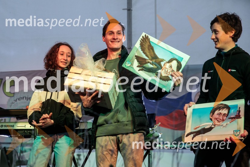  Nika  Prevc, smučarska skakalka;  Domen Prevc, smučarski skakalec;  Cene Prevc, nekdanji smučarski skakalecSprejem smučarskih skakalcev Prevc v rodni Dolenji vas