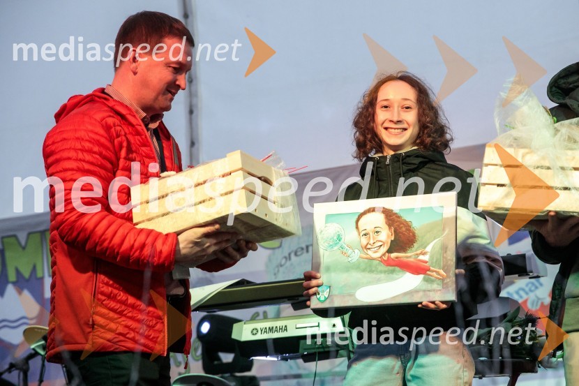  ... ;  Nika  Prevc, smučarska skakalkaSprejem smučarskih skakalcev Prevc v rodni Dolenji vas