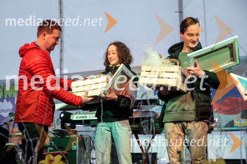  ... ;  Nika  Prevc, smučarska skakalka;  Domen Prevc, smučarski skakalecSprejem smučarskih skakalcev Prevc v rodni Dolenji vas