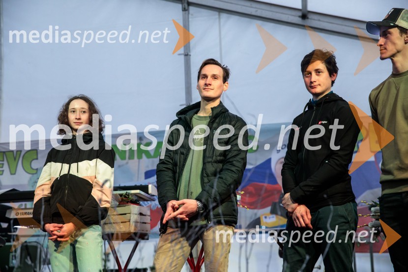  Nika  Prevc, smučarska skakalka;  Domen Prevc, smučarski skakalec;  Cene Prevc, nekdanji smučarski skakalecSprejem smučarskih skakalcev Prevc v rodni Dolenji vas