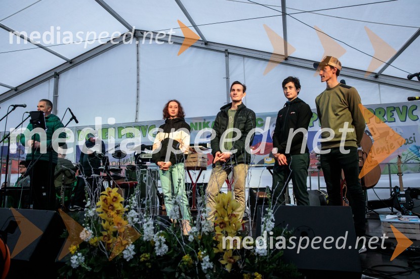  Nika  Prevc, smučarska skakalka;  Domen Prevc, smučarski skakalec;  Cene Prevc, nekdanji smučarski skakalec;  Peter  Prevc, smučarski skakalecSprejem smučarskih skakalcev Prevc v rodni Dolenji vas