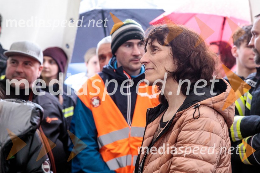  Julijana  Prevc, mama Petra PrevcaSprejem smučarskih skakalcev Prevc v rodni Dolenji vas