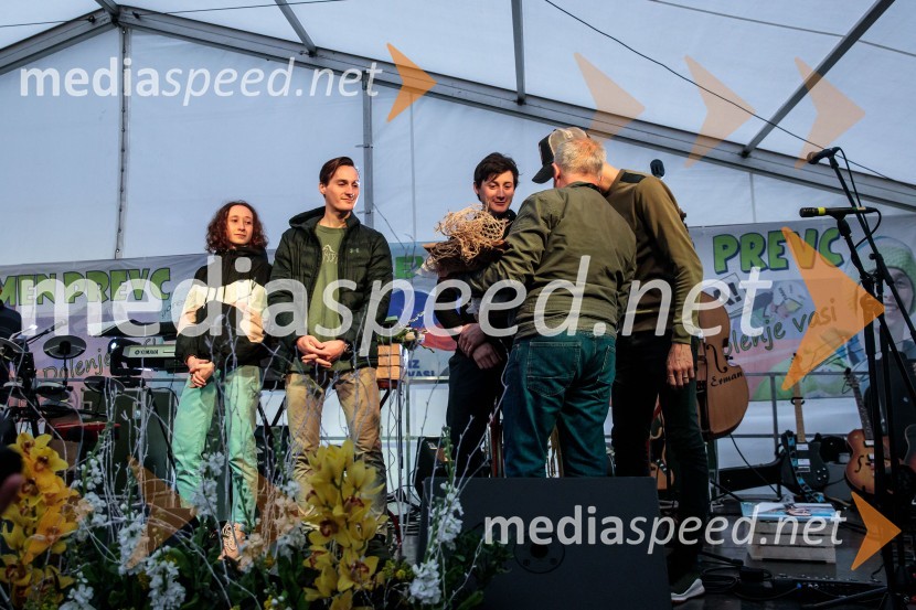  Nika  Prevc, smučarska skakalka;  Domen Prevc, smučarski skakalec;  Cene Prevc, nekdanji smučarski skakalec;  ... Sprejem smučarskih skakalcev Prevc v rodni Dolenji vas